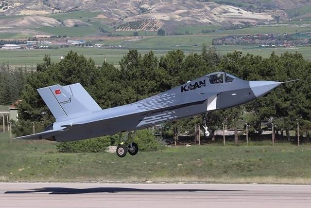 튀르키예가 개발 중인 5세대 전투기 칸(KAAN)이 시험 비행을 하고 있다. KF-21 공동개발국인 인도네시아는 이 기종 48대 도입 계약을 체결했지만, 계약 이행 단계에서 전력 구성과 관련한 조건을 다시 제시한 것으로 전해졌다. TAI 제공 자료사진