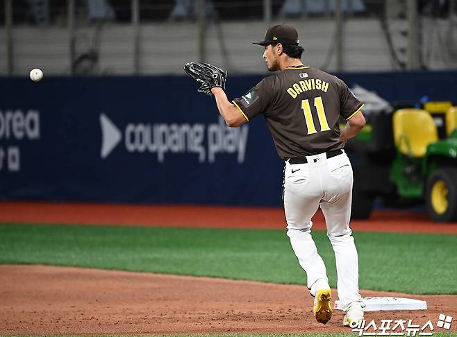 은퇴설에 휩싸인 일본인 투수 다르빗슈 유가 25일 자신의 SNS를 통해 소속팀 샌디에이고와 계약 해지에 관해 이야기를 나누고 있다고 밝혔다. 다만 은퇴설에 대해서는 선을 그었다. 현재 팔꿈치 재활에 전념하고 있으며 다시 투구할 수 있는 단계에 이르면 처음부터 시작한다는 각오로 경쟁할 것이라고 전했다. 엑스포츠뉴스 DB