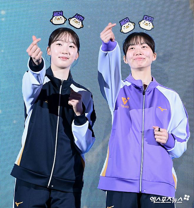 2025-2026 V리그 올스타전 여자부 최다 득표 1위에 오른 현대건설의 김다인(오른쪽)이 25일 강원도 춘천 호반체육관에서 열린 올스타전 본행사에서 경기장에 입장하고 잇다. 사진 고아라 기자