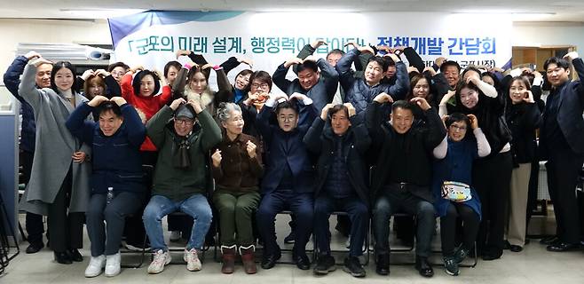 ▲ 한대희 전 군포시장이 주민과 정책간담회를 마친 뒤 기념 촬영을 하고 있다. /사진제공=한대희 전 군포시장 캠프