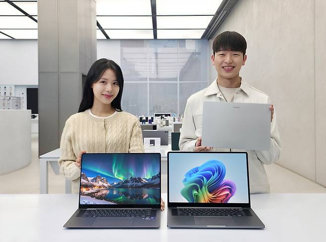 ▲ 삼성전자 모델이 27일 국내 출시한 AI PC '갤럭시 북6 울트라'와 '갤럭시 북6 프로'를 소개하는 모습. /사진제공=삼성전자