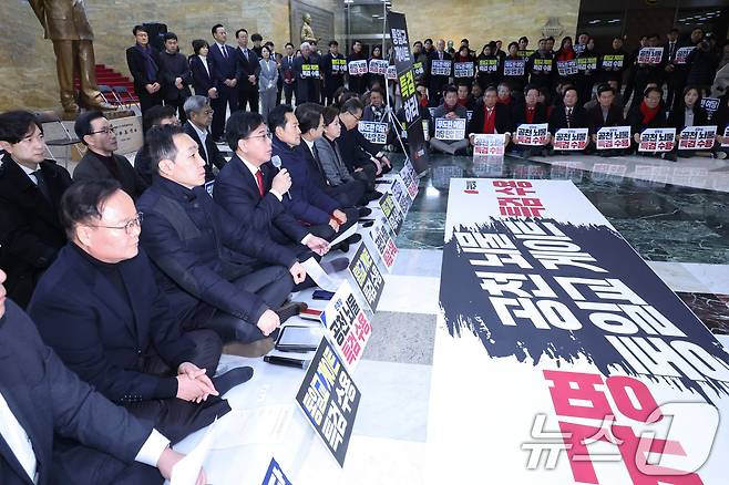 송언석 국민의힘 원내대표가 19일 서울 여의도 국회 로텐더홀에서 열린 최고위원회의에서 발언하고 있다. 2026.1.19/뉴스1 ⓒ News1 신웅수 기자