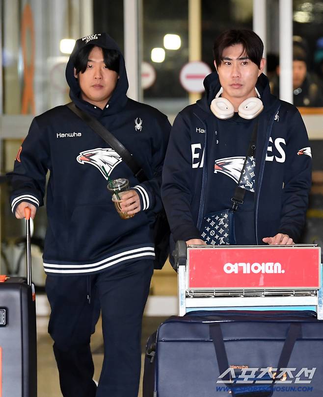 한화 이글스 선수단이 23일 인천국제공항을 통해 스프링캠프가 열리는 호주로 출국했다. 강백호, 심우준이 출국장으로 향하고 있다. 인천공항=박재만 기자 pjm@sportschosun.com/2026.01.23/