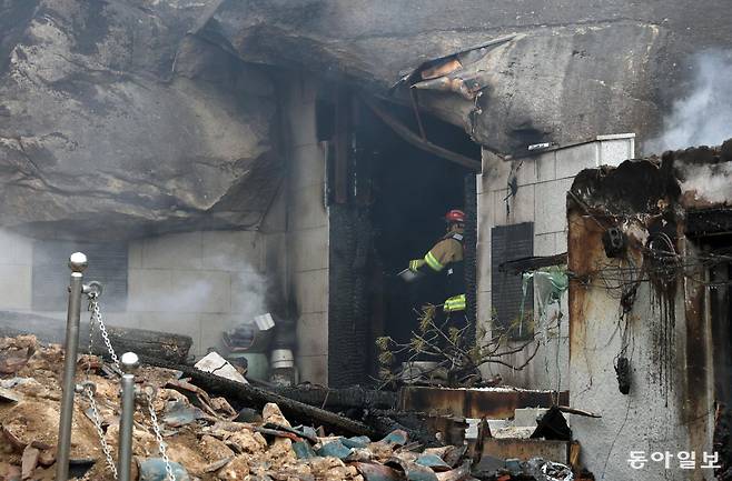 26일 서울 노원구 수락산에서 산불이 발생했다. 이날 화재로 수암사 대웅전이 소실됐다. 소방대원이 석굴법당에 물을 뿌리고 있다. 김재명 기자 base@donga.com
