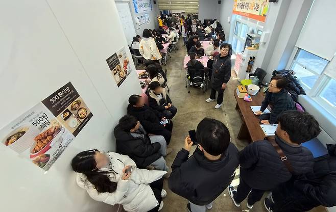 500원 식당이 지난 13일 낮 12시 전후로 붐비고 있다. 김혜윤 기자 unique@hani.co.kr