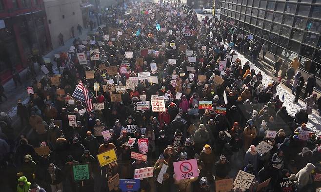 25일(현지시각) 미네소타주 미니애폴리스 도심에서 시민들이 이민세관단속국(ICE)에 항의하는 시위를 벌이고 있다. 미니애폴리스/AP 연합뉴스