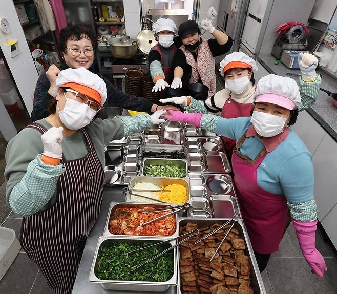 홍승임(54, 앞줄 왼쪽부터 시계방향으로), 이영순(61), 김선연(74), 채현혜(52), 김혜란(62), 홍순옥(73)씨가 지난 13일 오전 경남 창원 진해구 ‘500원 식당’에서 조리를 마친 뒤 기념사진을 찍고 있다. 김혜윤 기자 unique@hani.co.kr