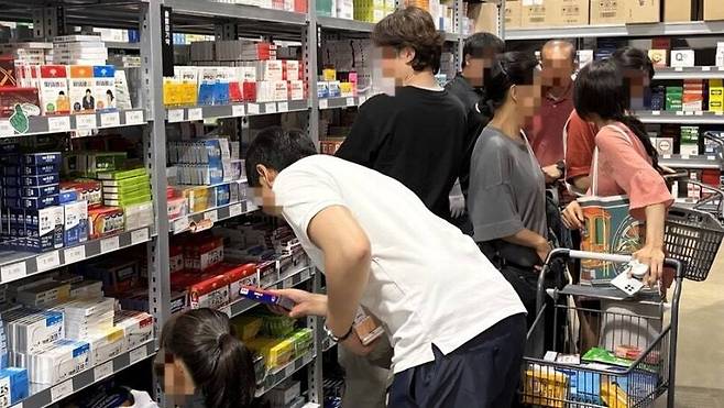 지난해 6월 경기도 성남시 수정구 창고형 약국 ‘메가팩토리 약국’에서 소비자들이 약을 고르고 있다. 이주빈 기자