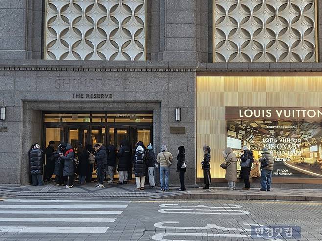 25일 서울 중구 소재 백화점 명품 매장 앞에 소비자들이 개점 전부터 길게 줄을 서있다. /사진=박수림 기자
