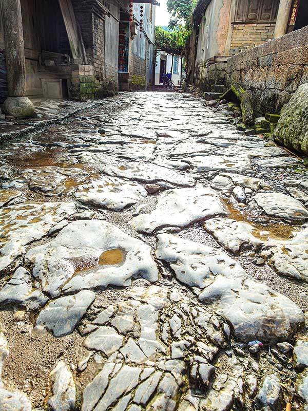 청석판으로 포장된 이우의 차마고도.