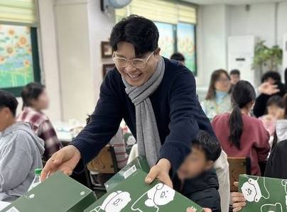 방송인 박수홍이 25년 동안 인연을 이어 온 경기 동두천시 애신보육원에 3000만원 상당의 기부금과 물품을 전달했다. 사진=박수홍측 제공