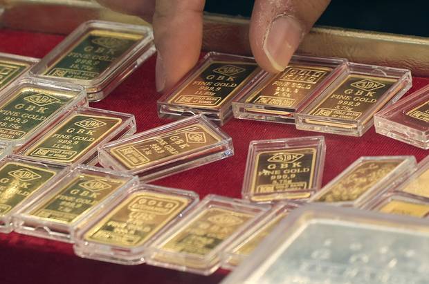 국제 금값이 사상 처음으로 온스당 5000달러를 돌파한 26일 서울 종로구 한 금은방에 금 제품이 진열되어 있다.