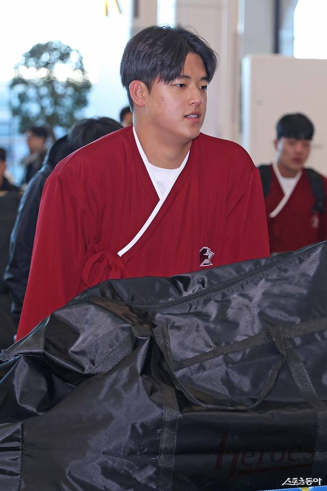 올해 각 구단의 1군 캠프에는 1라운드 지명을 받은 신인들이 여럿 포함됐다. 키움 신인 박준현이 22일 인천국제공항을 통해 대만 가오슝으로 출국했다. 사진제공|키움 히어로즈