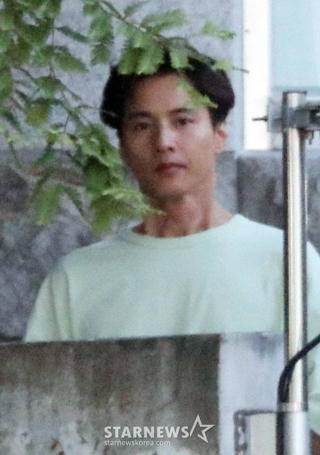 배우 원빈이 과거 서울의 한 거리에서 광고 촬영을 위해 대기하고 있다./사진=스타뉴스