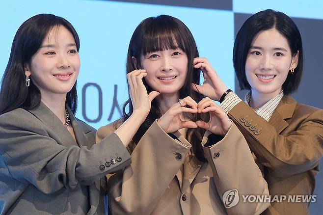 드라마 '아너: 그녀들의 법정'의 그녀들 (서울=연합뉴스) 류효림 기자 = 배우 이청아(왼쪽부터), 이나영, 정은채가 26일 서울 구로구 더 세인트에서 열린 ENA 드라마 '아너: 그녀들의 법정' 제작발표회에서 포즈를 취하고 있다. 2026.1.26 ryousanta@yna.co.kr