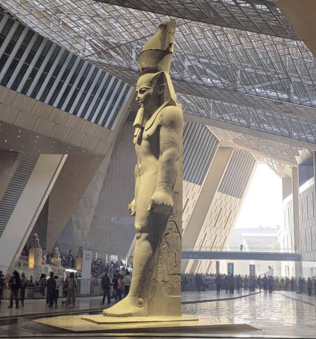 중앙홀을 차지한 람세스 2세의 거상. 하태길 교수