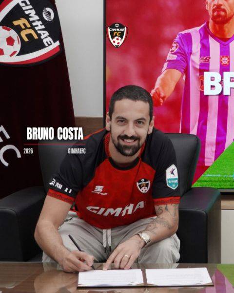 올 시즌을 앞두고 김해FC로 이적한 브루노 코스타가 계약서에 사인을 하고 있다. 사진=김해FC