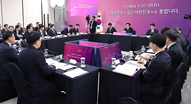 이재명 대통령이 지난해 12월 23일 부산 동구 해양수산부 청사에서 열린 해수부 업무보고에서 발언하고 있다.(뉴시스)