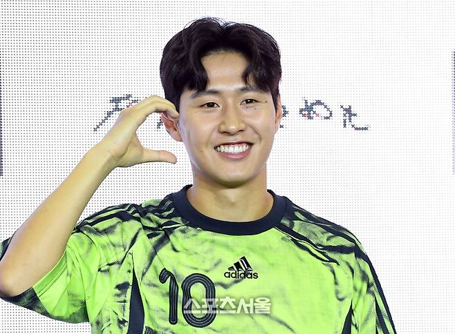 이강인(파리 생제르맹)이 2일 서울 용산구 아이파크몰 리빙파크에서 열린 아이다스 F50 ‘레디언트 블레이즈’ 발매 기념 ‘KANGIN MADE ME DO IT’ 이벤트에서 취재진을 향해 포즈를 취하고 있다. 2025. 8. 2. 박진업 기자 upandup@sportsseoul.com