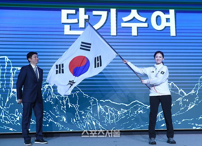 이수경 선수단장이 22일 서울 송파구 올림픽파크텔에서 열린 2026 밀라노코르티나 동계올림픽 대한민국 선수단 결단식에서 유승민 대한체육회장에 받은 단기를 흔들고 있다. 잠실 | 최승섭기자 thunder@sportsseoul.com