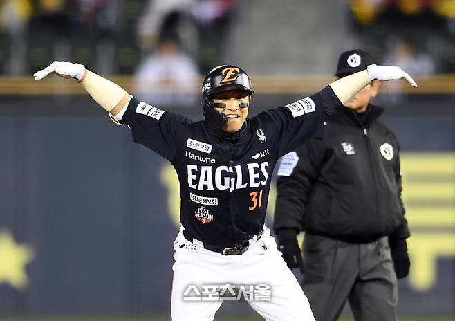 한화 손아섭이 LG와 한국시리즈 2차전 1회초 2사 LG 선발 임찬규를 상대로 2루타를 치고 세리머니를 하고 있다. 사진 | 박진업 기자 upandup@sportsseoul.com