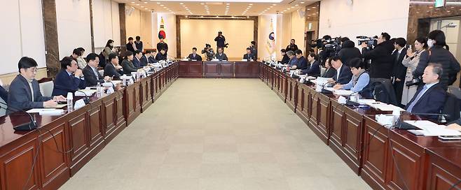 26일 서울 종로구 정부서울청사에서 2026년도 제1차 국민연금기금운용위원회 회의가 열리고 있다. /연합뉴스