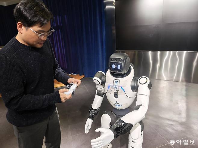 조이스틱을 이용하면 로봇을 걷게 하거나 악수나 손 흔들기 등의 간단한 동작을 직접 시켜볼 수 있다. 베이징=김철중 특파원 tnf@donga.com