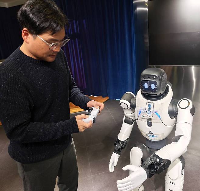 조이스틱을 이용해 직접 로봇을 이동시키거나 악수, 손 흔들기 등의 간단한 동작을 시켜볼 수 있다.