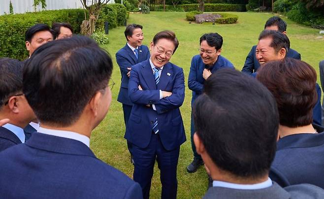 이재명 대통령이 지난해 6월 7일 서울 한남동 관저에서 만찬에 참석한 더불어민주당 1·2기 지도부 등 의원들과 대화하고 있다. 이재명 대통령 SNS 갈무리