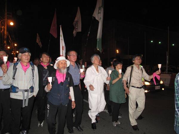 2011년 한진중공업 1차 희망버스에 함께 참여한 고인(오른쪽 셋째)과 필자(맨 왼쪽). 백기완재단 제공