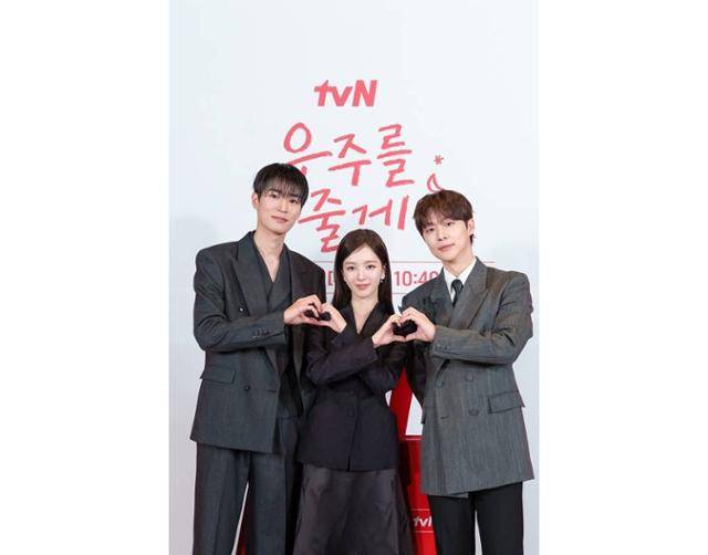 27일 tvN '우주를 줄게' 온라인 제작발표회가 진행됐다. 행사에는 이현석, 정여진 감독과 배우 배인혁 노정의 박서함이 참석했다. 또한 우주 역의 박윤호 군도 참석해 얼굴을 비쳤다. tvN 제공