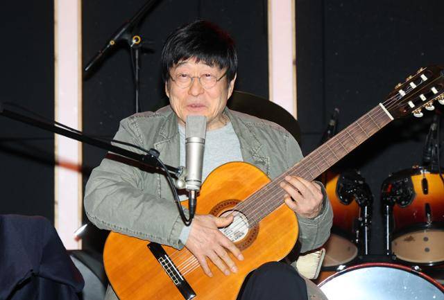 27일 서울 종로구 복합문화공간 에무에서는 김창완밴드의 새 싱글 ‘세븐티(Seventy)’ 발매 기념 기자간담회가 진행됐다. 뉴스1