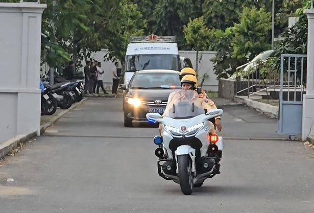 26일(현지시간) 오후 베트남 호찌민시 법의학센터에서 이해찬 민주평화통일자문회의 수석부의장의 시신을 실은 장례차(흰색) 등이 경찰 오토바이들의 호위 속에 떤선녓 국제공항으로 향하고 있다. 연합뉴스