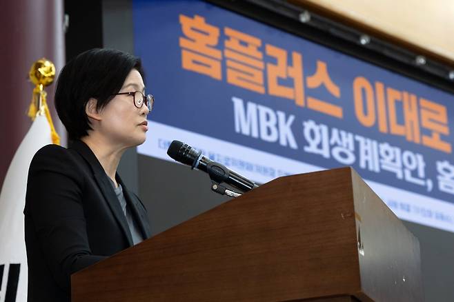 조주연 홈플러스 대표가 21일 서울 여의도 국회 의원회관에서 열린 '홈플러스, 이대로 문닫게 할 것인가' 긴급 좌담회에서 발언하고 있다. 사진=뉴스1