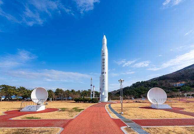 실물 크기의 로켓 모형을 만나는 나로우주센터 야외전시장(사진=이효태)