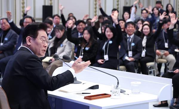 ▲지난 21일 청와대 영빈관에서 신년 기자회견을 진행하고 있는 이재명 대통령과 질문하기 위해 손을 들고 있는 기자들의 모습. ⓒ연합뉴스