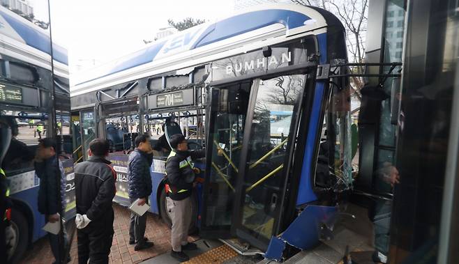 지난 16일 오후 서울 서대문구 서대문역사거리에서 버스가 인도로 돌진한 사고가 발생해 경찰과 소방당국이 현장 수습을 하고 있다. /사진=뉴시스