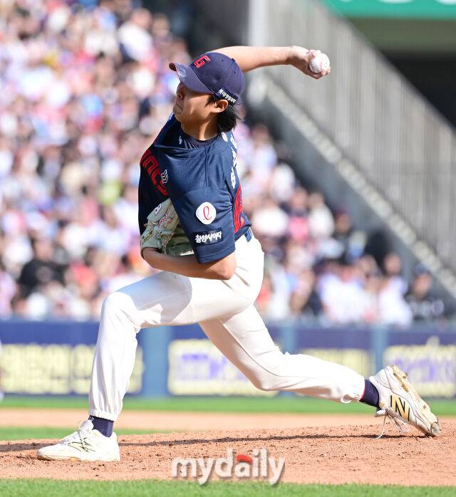 2025년 4월 26일 오후 서울 잠실구장에 진행된 '2025 신한 SOL뱅크 KBO 리그' 롯데 자이언츠와 두산 베어스의 경기. 롯데 정철원이 8회말 구원등판해 역투하고 있다./마이데일리