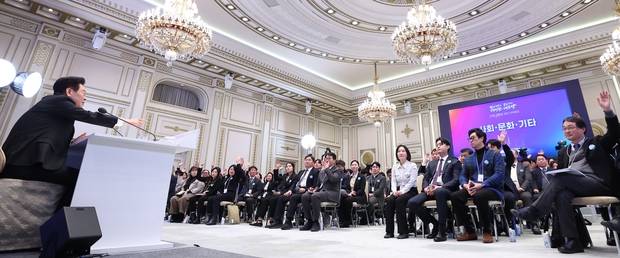 이재명 대통령이 지난 1월 21일 청와대 영빈관에서 열린 신년 기자회견에서 취재진 질문을 받고 있다. 연합뉴스