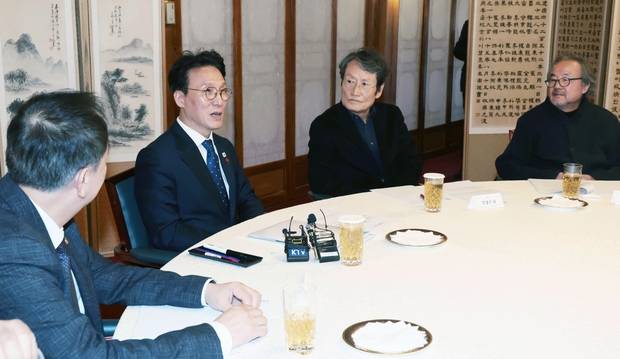 김민석 국무총리가 지난 1월 20일 서울 종로구 삼청동 총리공관에서 배우 문성근 및 연극인들과 간담회를 하고 있다. 뉴스1