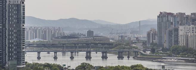 서울 성동구에서 바라본 한강과 강남권 아파트 일대 ©연합뉴스