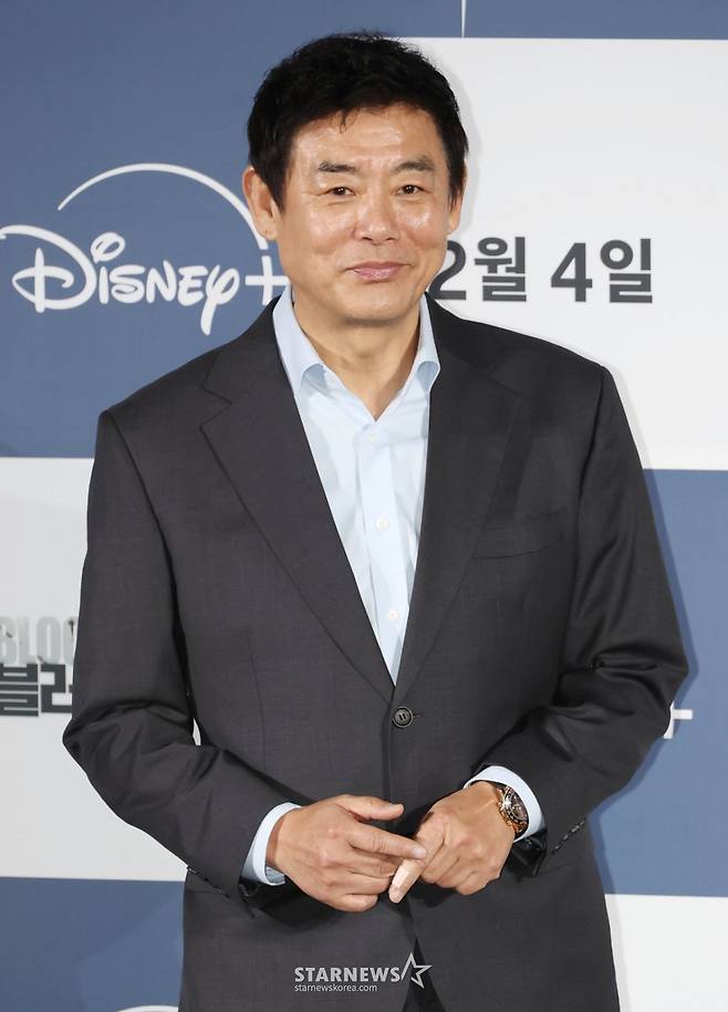 배우 성동일이 27일 오전 서울 CGV용산아이파크몰에서 진행된 디즈니+ 오리지널 시리즈 '블러디 플라워' 제작발표회에 참석해 포즈를 취하고 있다. 모든 불치병을 치료할 수 있는 능력을 가진 연쇄살인범을 둘러싼 사람들의 이야기를 그린 미스터리 스릴러 '블러디 플라워'는 내달 4일 공개된다. /2026.01.27 /사진=이동훈 photoguy@