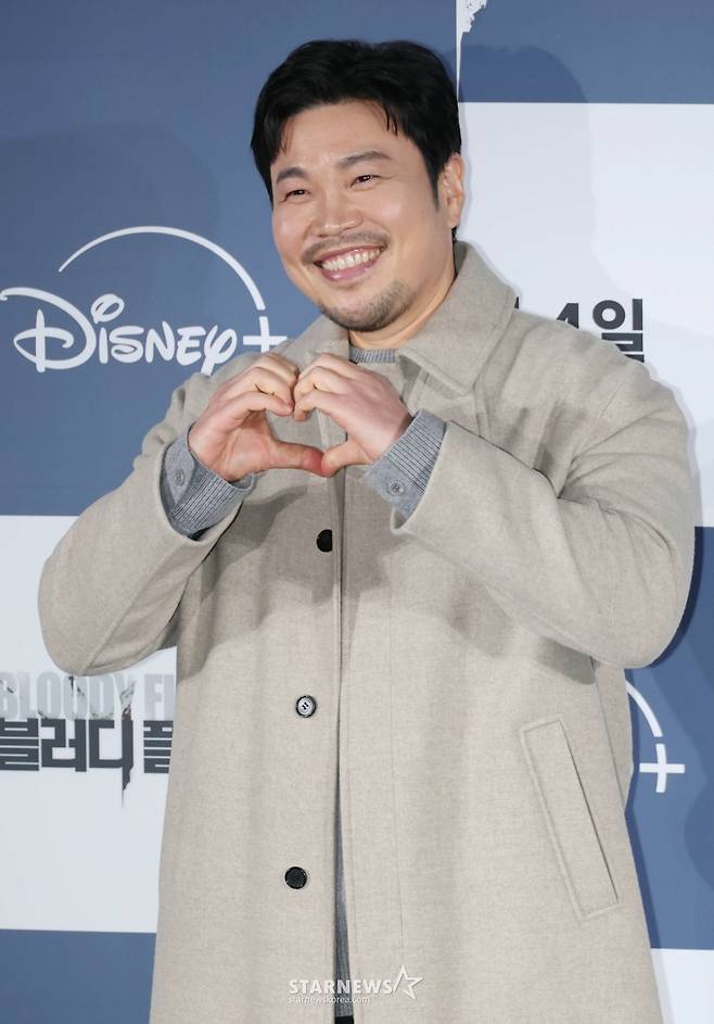 배우 신승환이 27일 오전 서울 CGV용산아이파크몰에서 진행된 디즈니+ 오리지널 시리즈 '블러디 플라워' 제작발표회에 참석해 포즈를 취하고 있다. 모든 불치병을 치료할 수 있는 능력을 가진 연쇄살인범을 둘러싼 사람들의 이야기를 그린 미스터리 스릴러 '블러디 플라워'는 내달 4일 공개된다. /2026.01.27 /사진=이동훈 photoguy@