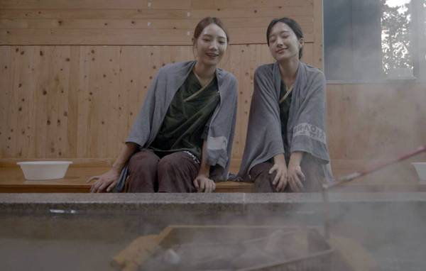 함평 돌머리해수욕장 일원이 겨울철 몸과 마음을 치유하는 힐링 명소로 주목을 받고 있다. 해수욕장 뒤편 돌머리해수찜치유센터를 찾은 체험객들이 환한 미소를 짓고 있다. /함평군 제공