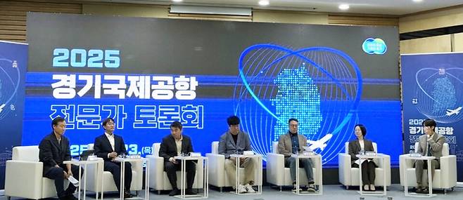 ▲ 2025년 10월 23일 각계 전문가들과 인천일보 기자가 경기신공항 현안과 관련한 배경, 쟁점 등을 두고 토론회를 진행하는 모습. /인천일보DB