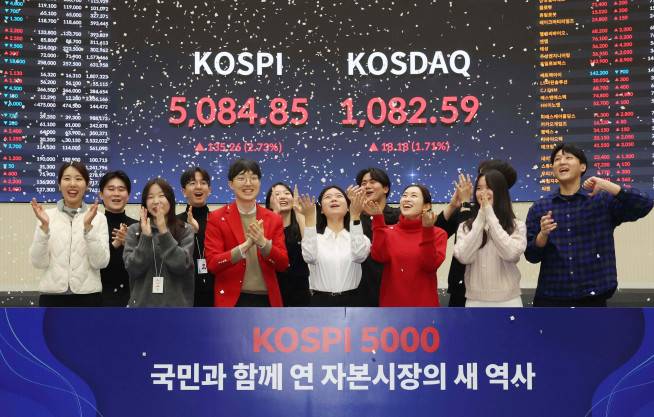 코스피가 종가 기준 사상 처음 5000선을 돌파한 27일 서울 여의도 한국거래소에서 관계자들이 축하 세리머니를 하고 있다. 이날 코스피는 전장보다 135.26포인트(2.73%) 오른 5084.85로 장을 마쳤다. 종가 기준으로 코스피가 5000선을 넘어선 건 이번이 처음이며, 전날 기록한 장중 사상 최고치(5023.76)도 동시에 갈아치웠다. 한편, 코스닥은 전 거래일보다 18.18포인트(1.71%) 오른 1082.59로 장을 마감했다. 신태현 기자 holjjak@