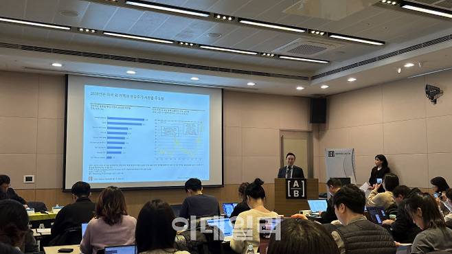 이재욱 AB자산운용 파트장이 28일 서울 여의도 FKI빌딩에서 열린 ‘2026년 상반기 글로벌 주식시장 전망’ 간담회에서 발표하고 있다.