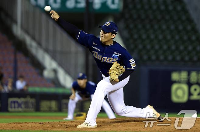 17일 오후 서울 송파구 잠실야구장에서 열린 프로야구 '2025 신한 SOL뱅크 KBO 리그' NC 다이노스와 LG 트윈스의 경기, 9회말 NC 류진욱이 역투하고 있다. 2025.6.17/뉴스1 ⓒ News1 박정호 기자