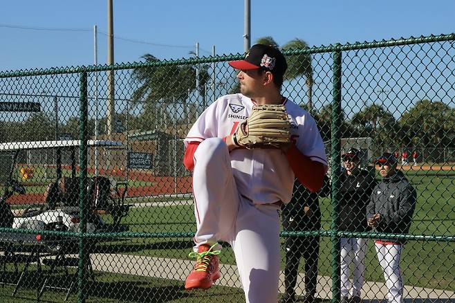 SSG 랜더스 앤서니 베니지아노가 27일(현지시간) 미국 플로리다주 베로비치의 스프링캠프에서 불펜 피칭을 진행하고 있다. (SSG 제공)