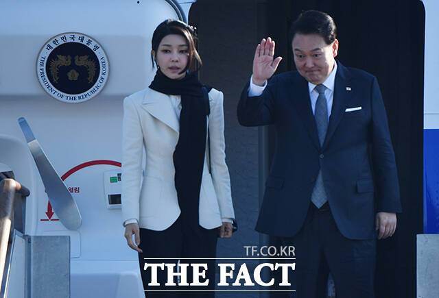 영국과 프랑스 순방길에 오르는 윤석열 전 대통령과 김건희 여사가 2023년 11월 20일 오전 경기 성남시 서울공항에서 출국에 앞서 인사를 하고 있다./박헌우 기자